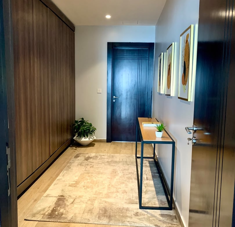 810