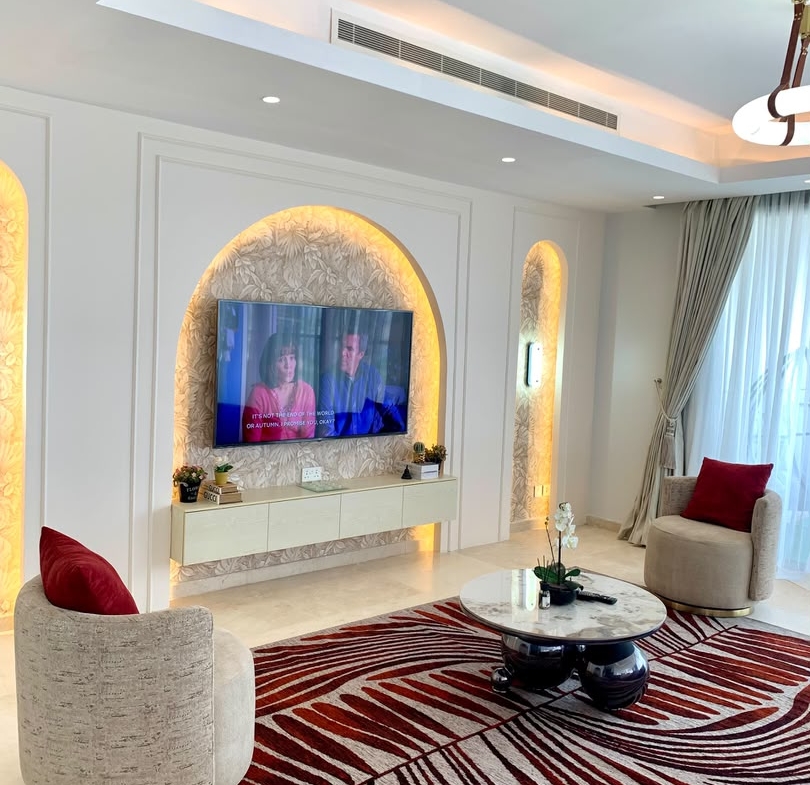 810